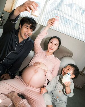 【フォト】ウ・ヘリム、夫＆息子と一緒にマタニティフォト撮影…パジャマ姿で牛乳を持ち愉快な雰囲気