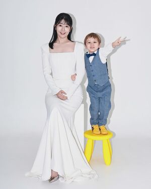 【フォト】さゆり、息子と新郎新婦のコンセプトで写真撮影…おしゃれな親子