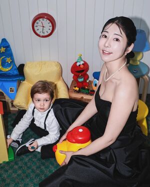 【フォト】さゆり、息子と新郎新婦のコンセプトで写真撮影…おしゃれな親子