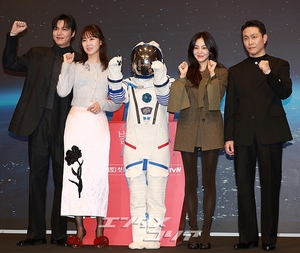 【フォト】イ・ミンホ×コン・ヒョジン×ハン・ジウン×オ・ジョンセの『星たちに聞いてみて』フォトタイムに宇宙飛行士サプライズ登場