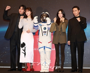 【フォト】イ・ミンホ×コン・ヒョジン×ハン・ジウン×オ・ジョンセの『星たちに聞いてみて』フォトタイムに宇宙飛行士サプライズ登場