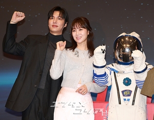 【フォト】イ・ミンホ×コン・ヒョジン×ハン・ジウン×オ・ジョンセの『星たちに聞いてみて』フォトタイムに宇宙飛行士サプライズ登場