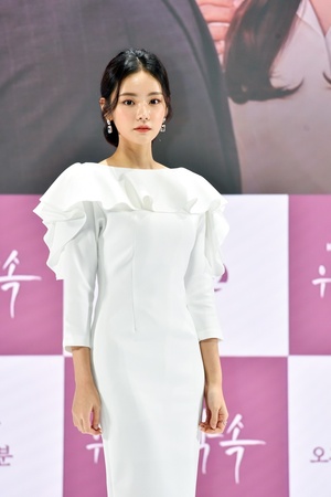 【フォト】『危険な約束』キム・ヘジ、白いワンピース装で「人形ビジュアル」