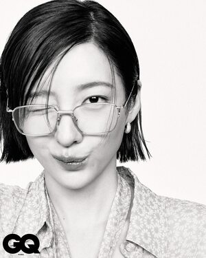 【フォト】セクシーな装いのパク・ジヒョン、靴を手に持ってイタズラっぽいポーズ