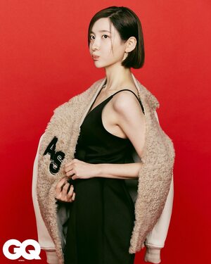 【フォト】セクシーな装いのパク・ジヒョン、靴を手に持ってイタズラっぽいポーズ