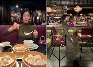 クララ、ゴールドのロングワンピ姿で完ぺきボディあらわ