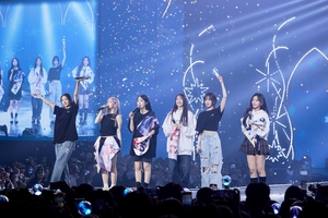 【フォト】GFRIEND、10周年記念コンサート開催…カル群舞と清らかなボーカル