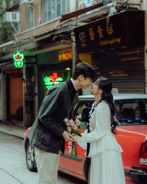 【フォト】元RAINBOWノウル＆花婿、香港の夜景の中で甘いキス…ウエディング写真公開