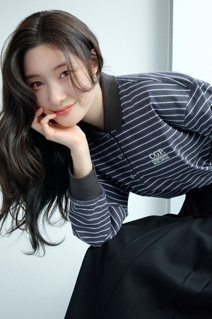 【フォト】チョン・チェヨン、クラシカルなスタイリング際立つ春コーデを提案