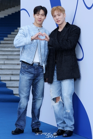 【フォト】MONSTA Xショヌ＆ミニョク、仲良くハートのポーズ