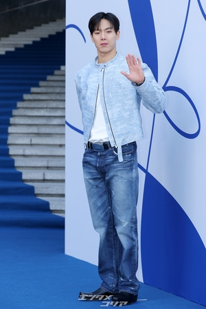 【フォト】MONSTA Xショヌ＆ミニョク、仲良くハートのポーズ