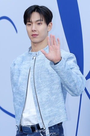 【フォト】MONSTA Xショヌ＆ミニョク、仲良くハートのポーズ