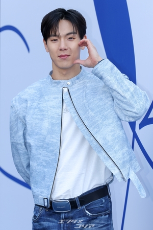 【フォト】MONSTA Xショヌ＆ミニョク、仲良くハートのポーズ