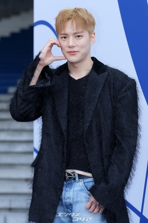 【フォト】MONSTA Xショヌ＆ミニョク、仲良くハートのポーズ