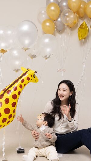 孫延在 少女のようなビジュアルで息子の「満1歳誕生日」記念撮影