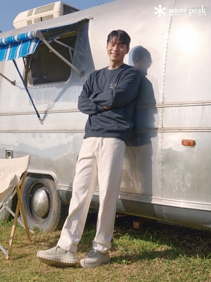 【フォト】ヒョンビン、一緒に出掛けたくなるロマンチックなほほ笑み…SNOWPEAK春夏コレクション