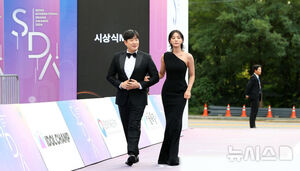 【フォト】ソウルドラマアワードのMCを務めるペ・ソンジェ＆ソル・イナ