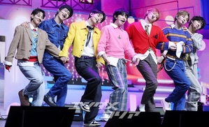 【フォト】さわやかなステージを披露するEVNNE