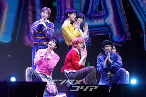 【フォト】さわやかなステージを披露するEVNNE