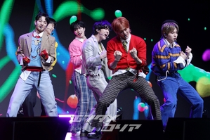 【フォト】さわやかなステージを披露するEVNNE