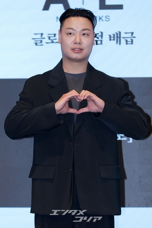 【フォト】GOT7ジニョン＆ノ・ジョンイ＆イム・ジェヒョク＆チャン・ヒリョン「『魔女』ファイト！」