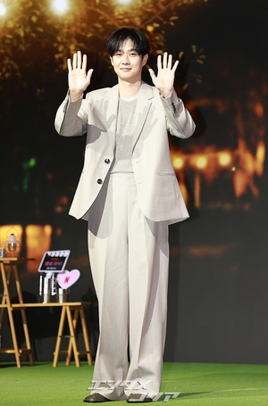 【フォト】チェ・ウシク、ダンディーなスーツ姿で女心を刺激