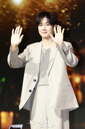 【フォト】チェ・ウシク、ダンディーなスーツ姿で女心を刺激