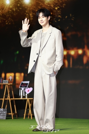 【フォト】チェ・ウシク、ダンディーなスーツ姿で女心を刺激