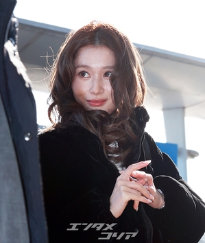 【フォト】人形のように美しいTWICEサナ、超ミニのスカート姿ですらりとした美脚を披露