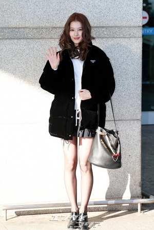 【フォト】人形のように美しいTWICEサナ、超ミニのスカート姿ですらりとした美脚を披露