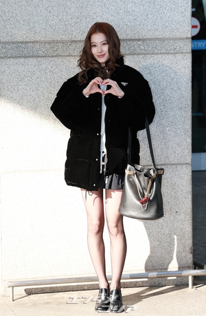 【フォト】人形のように美しいTWICEサナ、超ミニのスカート姿ですらりとした美脚を披露