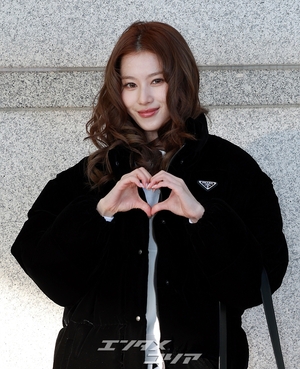 【フォト】人形のように美しいTWICEサナ、超ミニのスカート姿ですらりとした美脚を披露