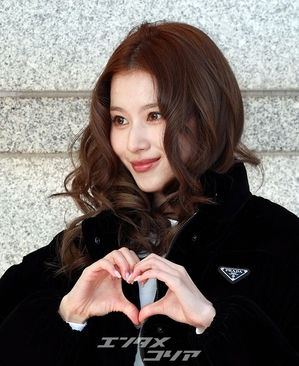 【フォト】人形のように美しいTWICEサナ、超ミニのスカート姿ですらりとした美脚を披露