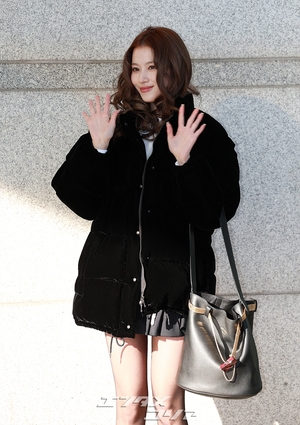 【フォト】人形のように美しいTWICEサナ、超ミニのスカート姿ですらりとした美脚を披露