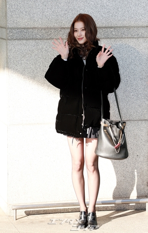 【フォト】人形のように美しいTWICEサナ、超ミニのスカート姿ですらりとした美脚を披露