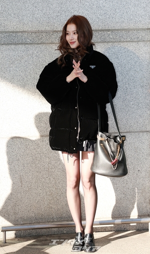 【フォト】人形のように美しいTWICEサナ、超ミニのスカート姿ですらりとした美脚を披露