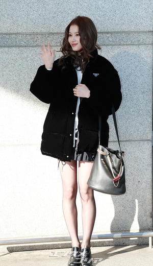 【フォト】人形のように美しいTWICEサナ、超ミニのスカート姿ですらりとした美脚を披露