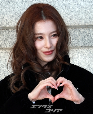 【フォト】人形のように美しいTWICEサナ、超ミニのスカート姿ですらりとした美脚を披露