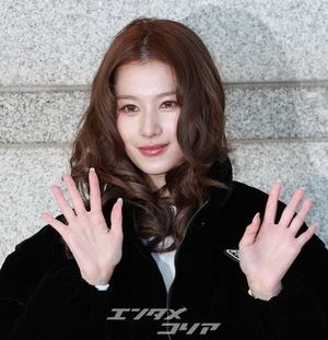 【フォト】人形のように美しいTWICEサナ、超ミニのスカート姿ですらりとした美脚を披露