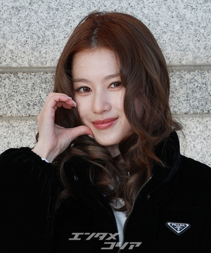 【フォト】人形のように美しいTWICEサナ、超ミニのスカート姿ですらりとした美脚を披露