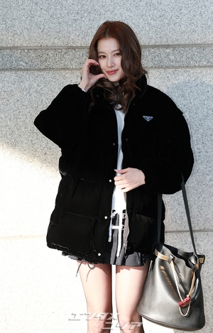 【フォト】人形のように美しいTWICEサナ、超ミニのスカート姿ですらりとした美脚を披露