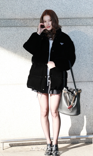 【フォト】人形のように美しいTWICEサナ、超ミニのスカート姿ですらりとした美脚を披露