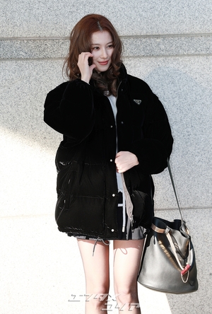 【フォト】人形のように美しいTWICEサナ、超ミニのスカート姿ですらりとした美脚を披露