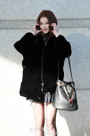 【フォト】人形のように美しいTWICEサナ、超ミニのスカート姿ですらりとした美脚を披露