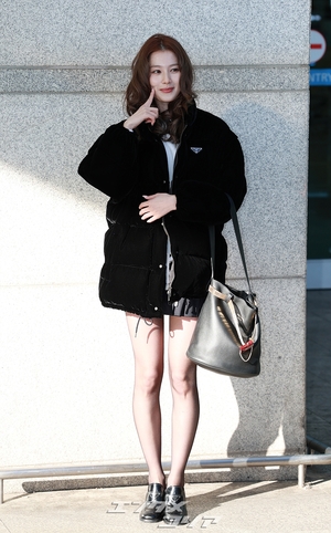 【フォト】人形のように美しいTWICEサナ、超ミニのスカート姿ですらりとした美脚を披露