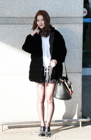 【フォト】人形のように美しいTWICEサナ、超ミニのスカート姿ですらりとした美脚を披露