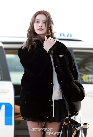 【フォト】人形のように美しいTWICEサナ、超ミニのスカート姿ですらりとした美脚を披露