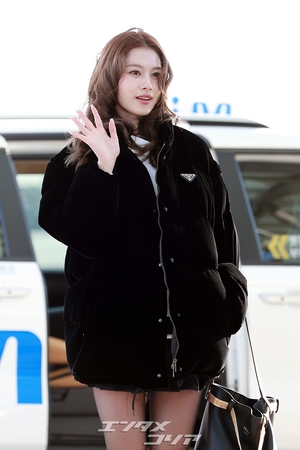 【フォト】人形のように美しいTWICEサナ、超ミニのスカート姿ですらりとした美脚を披露