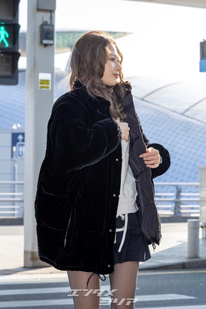 【フォト】人形のように美しいTWICEサナ、超ミニのスカート姿ですらりとした美脚を披露