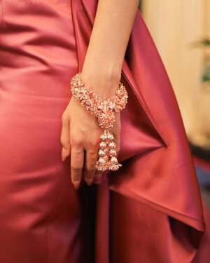 【フォト】BLACKPINKリサ、魅惑的＆ラブリーなピンクのドレス姿